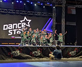 Movin’ Galaxy Crew – Hip-Hop-Meisterschaftsgruppe in Klagenfurt: Die Crew ist das Aushängeschild von Dancepoint und vereint talentierte Tänzer:innen, die sich auf Meisterschaften und Shows spezialisieren. In einem intensiven Training werden anspruchsvolle Hip-Hop-Choreografien, Synchronität, Bühnenpräsenz und Ausdruckskraft entwickelt. Die Movin’ Galaxy Crew nimmt regelmäßig an nationalen und internationalen Wettkämpfen teil und repräsentiert Dancepoint auf höchstem Niveau. Das Training ist als geschlossene Gruppe organisiert und richtet sich an fortgeschrittene Tänzer:innen mit großem Engagement, die ihre Fähigkeiten im Hip-Hop weiterentwickeln und Teil einer erfolgreichen Competition-Crew sein möchten.