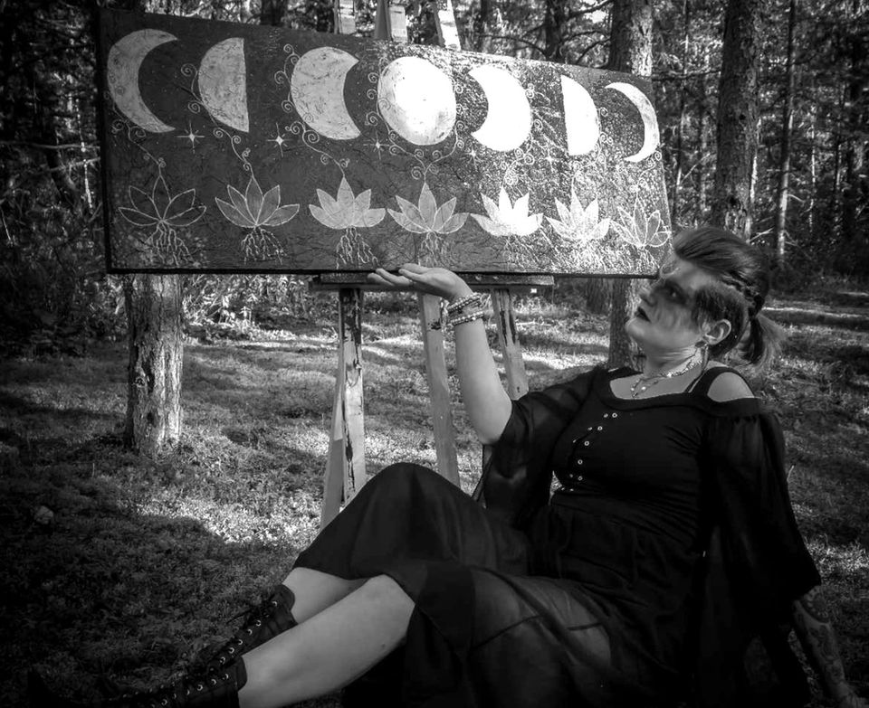 Femme en robe noire, phases lunaires, art mystique