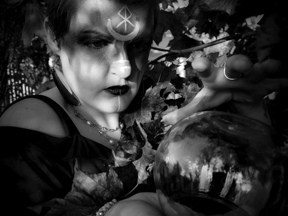 Femme gothique, regard intense, ambiance sombre