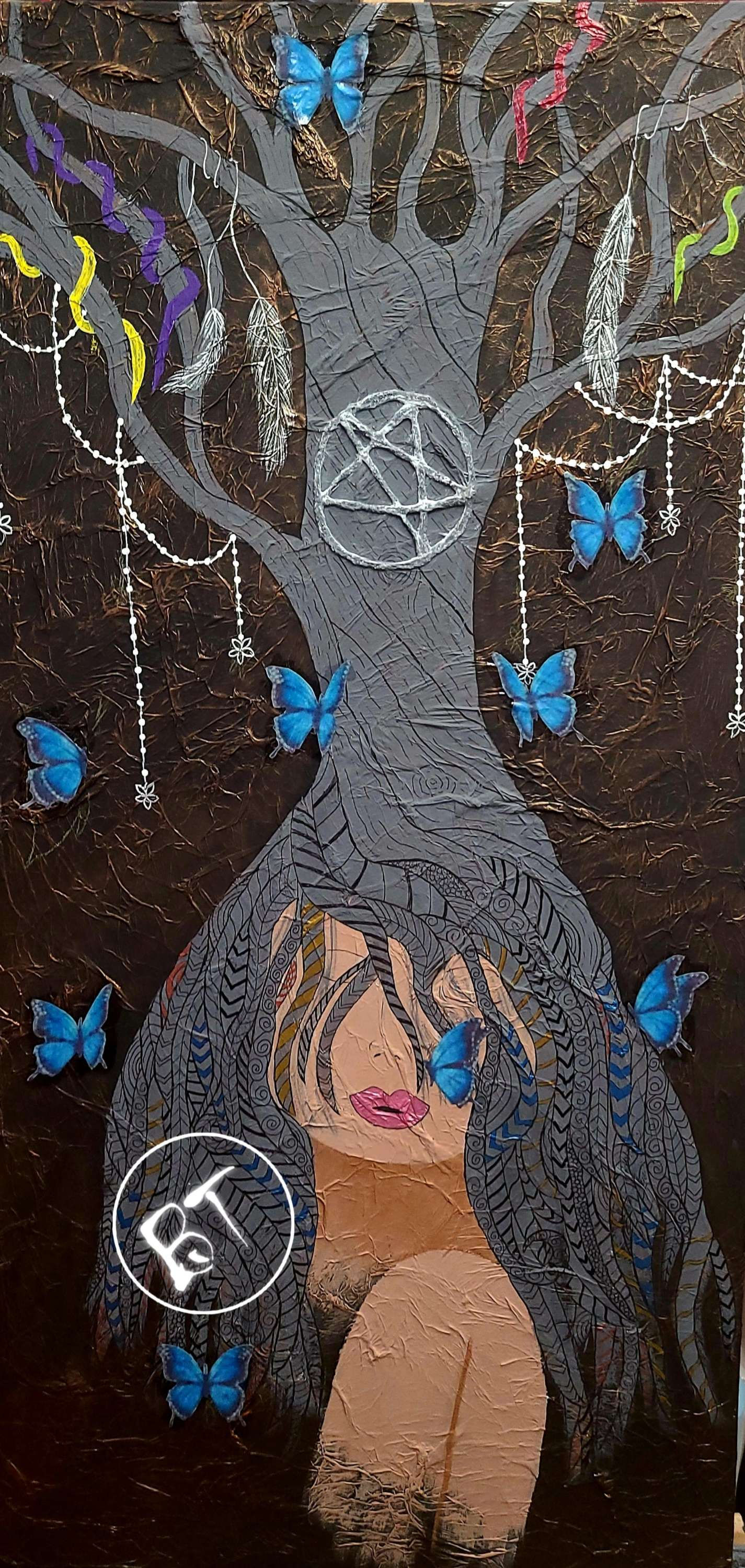 une femme sur qui pousse un arbre et virevoltent autour des papillons bleus