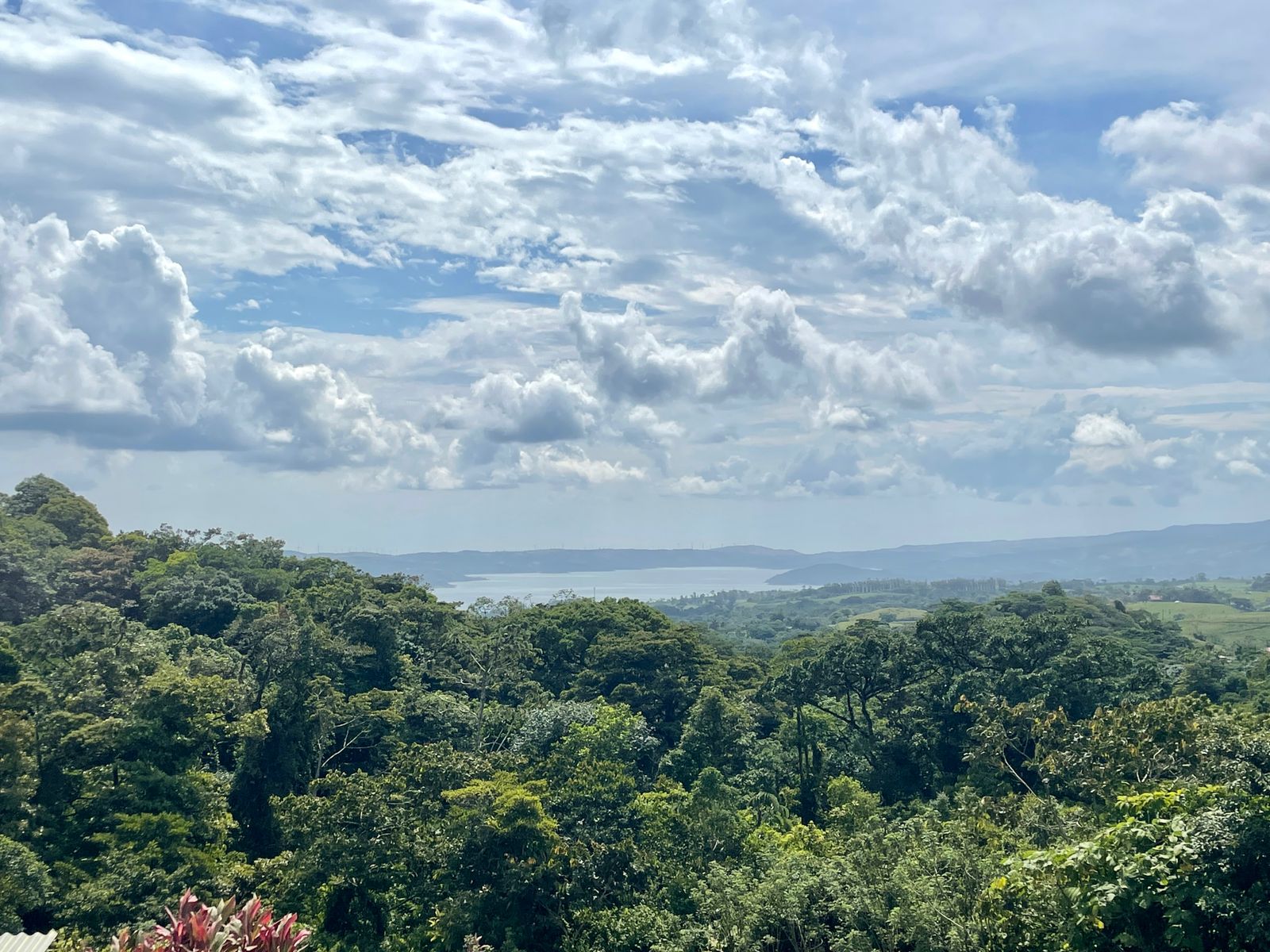 Mountain Top, Solar Powered, 3 bedroom Home in Nuevo Arenal 