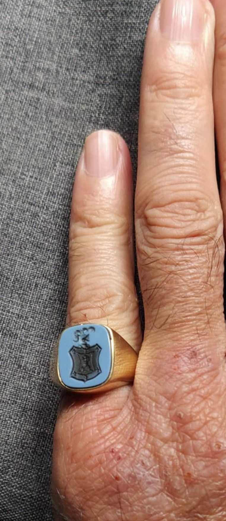 Thumbnail:  Anillo cuadrado 14 x 12 mm  de oro 18 q con ágata grabada 