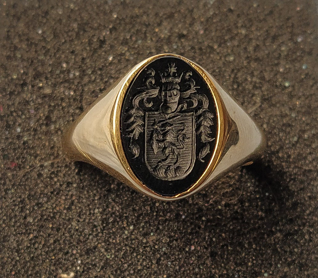 Anillo oro y onix 16 x 12 mm ( grande )peso 12 g