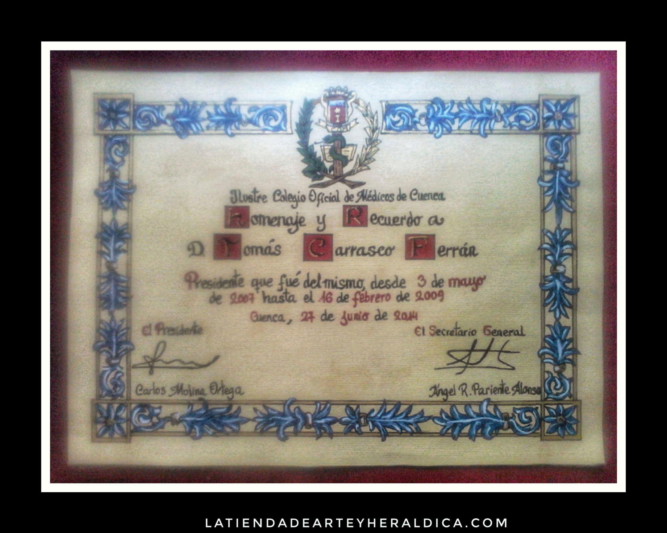 Diploma pintado a mano con cenefa azul y marco