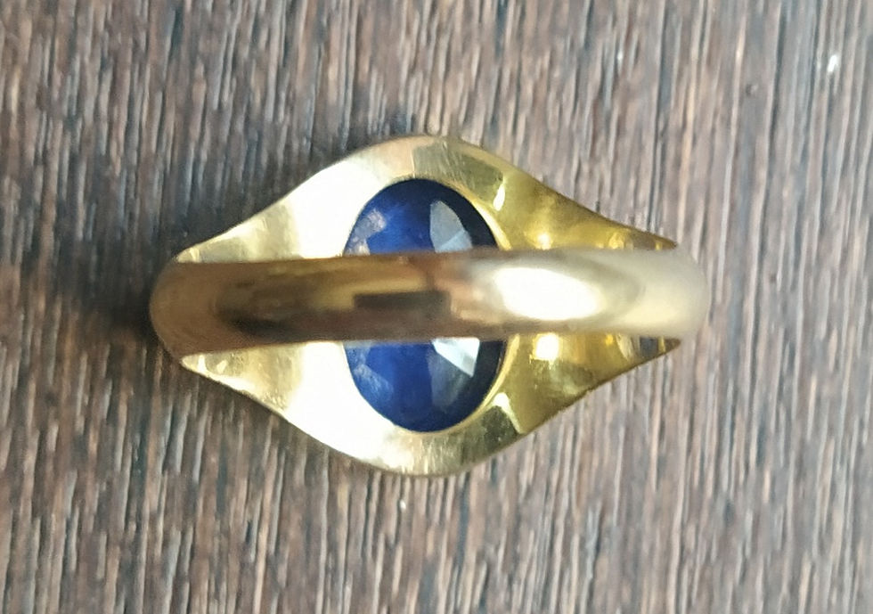Miniatura: Anillo de oro y zafiro 18 q 14 x 10 mm con escudo grabado