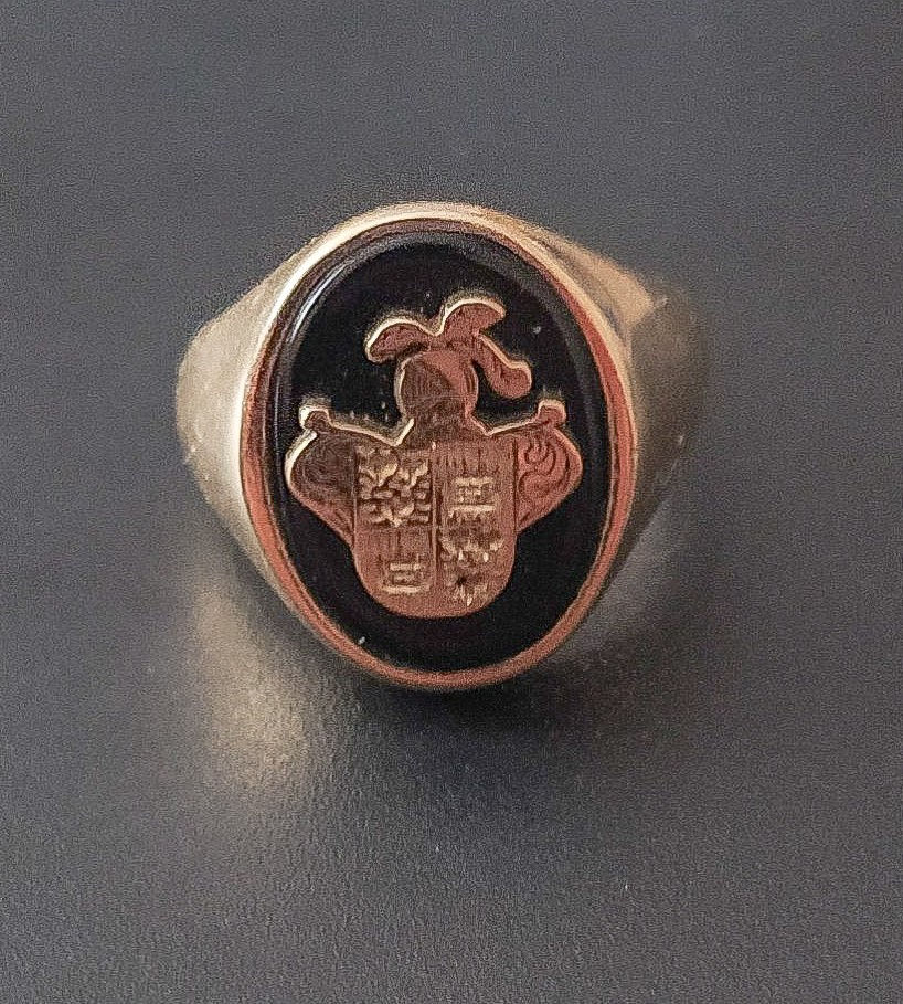 Thumbnail: Anillo oro 18 Kl. y onix 14X10 mm. con escudo en relieve 