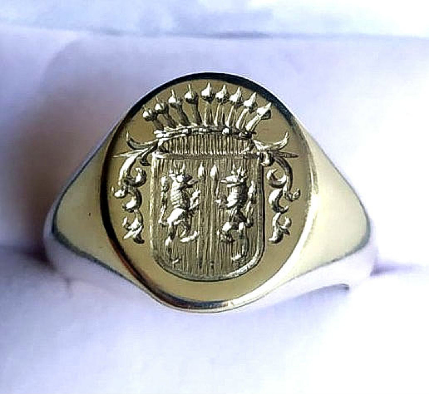 Anillo de plata 16 X 14 con escudo grabado (dedos grandes)