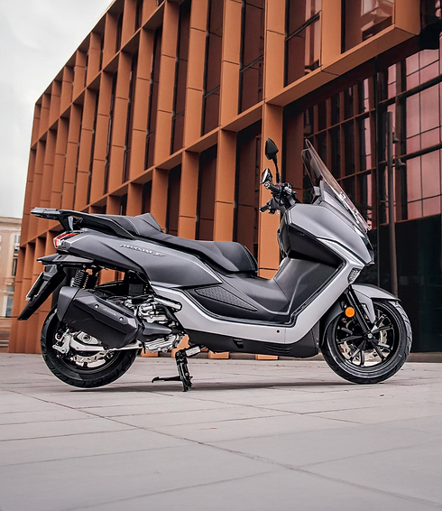 Dafra SYM Maxsym 400 GT scooter 400cc premium preta vista lateral concessionária São Paulo