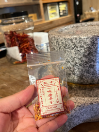 さとう紅商店一味唐辛子づくり