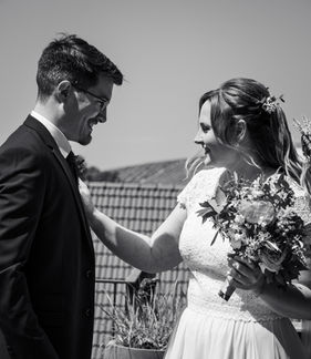 Braut und Bräutigam bei der Trauung
Romantische Hochzeitszeremonie
Glückliche Braut und Bräutigam
Festliche Hochzeitsfotografie
Liebevoller Moment zwischen Braut und Bräutigam
Emotionale Hochzeitsaufnahme
Hochzeitspaar im Einklang
Ewige Liebe auf der Hochzeit
Professionelle Hochzeitsfotografie
