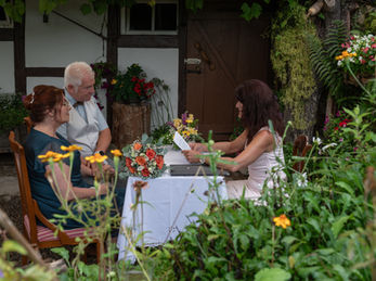 Brautpaar Shooting in der Natur im Schwarzwald, moderne und vintage Hochzeitsfotos, standesamtliche und kirchliche Trauung in Baden-Württemberg, Outdoor-Wedding-Destination sasbachwalden