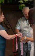 Brautpaar Shooting in der Natur im Schwarzwald, moderne und vintage Hochzeitsfotos, standesamtliche und kirchliche Trauung in Baden-Württemberg, Outdoor-Wedding-Destination sasbachwalden