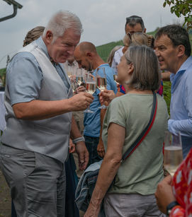 Brautpaar Shooting in der Natur im Schwarzwald, moderne und vintage Hochzeitsfotos, standesamtliche und kirchliche Trauung in Baden-Württemberg, Outdoor-Wedding-Destination sasbachwalden