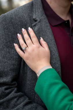 Detailaufnahme von Hand und Ring beim Paarshooting vor der Hochzeit