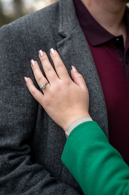 Detailaufnahme von Hand und Ring beim Paarshooting vor der Hochzeit