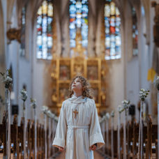 Kommunion Porträt in der Kirche – cineastische Lichtstimmung
