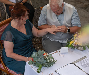 Brautpaar Shooting in der Natur im Schwarzwald, moderne und vintage Hochzeitsfotos, standesamtliche und kirchliche Trauung in Baden-Württemberg, Outdoor-Wedding-Destination sasbachwalden