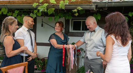 Brautpaar Shooting in der Natur im Schwarzwald, moderne und vintage Hochzeitsfotos, standesamtliche und kirchliche Trauung in Baden-Württemberg, Outdoor-Wedding-Destination sasbachwalden