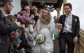 Wedding-Spalier auf Treppe mit Seifenblasen — Empfang des Paares