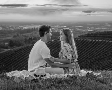 modernes, zeitloses, Save the Date Shooting eines Paares im sommerlichen Schwarzwald in Sasbachwalden, umgeben von blühender Natur, weinbergen und idyllischer Landschaft