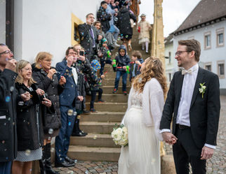 Wedding-Spalier auf Treppe mit Seifenblasen — Paar genießt die Begrüßung