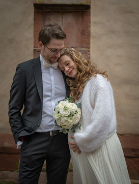 Paarporträt am Eingang des Deidesheimer Hofes, intimer moment