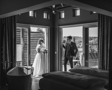 Braut und Bräutigam bei der Trauung
Romantische Hochzeitszeremonie
Glückliche Braut und Bräutigam
Festliche Hochzeitsfotografie
Liebevoller Moment zwischen Braut und Bräutigam
Emotionale Hochzeitsaufnahme
Hochzeitspaar im Einklang
Ewige Liebe auf der Hochzeit
Professionelle Hochzeitsfotografie
first look