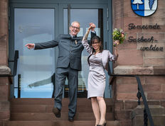 trauung-standesamtlich-sasbachwalden-gluecklich-paar-treppe-shooting-fotografie