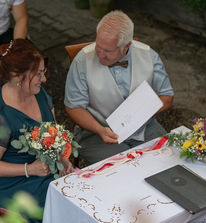 Brautpaar Shooting in der Natur im Schwarzwald, moderne und vintage Hochzeitsfotos, standesamtliche und kirchliche Trauung in Baden-Württemberg, Outdoor-Wedding-Destination sasbachwalden