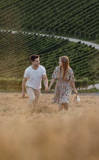 modernes, zeitloses, Save the Date Shooting eines Paares im sommerlichen Schwarzwald in Sasbachwalden, umgeben von blühender Natur, weinbergen und idyllischer Landschaft