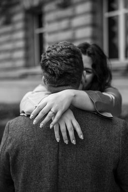 Ruhiger Abschluss eines Kennenlernshootings vor der Hochzeit in Schwarzweiß.