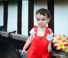 familienshooting portrait von kleinkind mädchen im garten spielend 