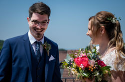 Braut und Bräutigam bei der Trauung
Romantische Hochzeitszeremonie
Glückliche Braut und Bräutigam
Festliche Hochzeitsfotografie
Liebevoller Moment zwischen Braut und Bräutigam
Emotionale Hochzeitsaufnahme
Hochzeitspaar im Einklang
Ewige Liebe auf der Hochzeit
Professionelle Hochzeitsfotografie
first look