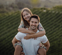 modernes, zeitloses, Save the Date Shooting eines Paares im sommerlichen Schwarzwald in Sasbachwalden, umgeben von blühender Natur, weinbergen und idyllischer Landschaft