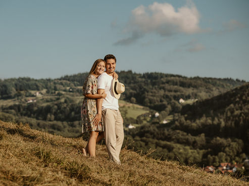 modernes, zeitloses, Save the Date Shooting eines Paares im sommerlichen Schwarzwald in Sasbachwalden, umgeben von blühender Natur, weinbergen und idyllischer Landschaft