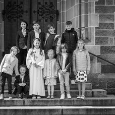 Erstkommunion
Familienshooting
Familie
Glaube
Kirche
Tradition
Feier
Kind
Weiße Kleidung
Sakrament
Glück
Gemeinschaft
Segen