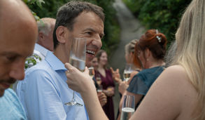 Brautpaar Shooting in der Natur im Schwarzwald, moderne und vintage Hochzeitsfotos, standesamtliche und kirchliche Trauung in Baden-Württemberg, Outdoor-Wedding-Destination sasbachwalden