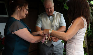 Brautpaar Shooting in der Natur im Schwarzwald, moderne und vintage Hochzeitsfotos, standesamtliche und kirchliche Trauung in Baden-Württemberg, Outdoor-Wedding-Destination sasbachwalden