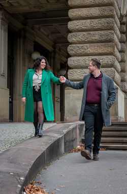 Paar geht beim Kennenlernshooting miteinander durch die Stadt
