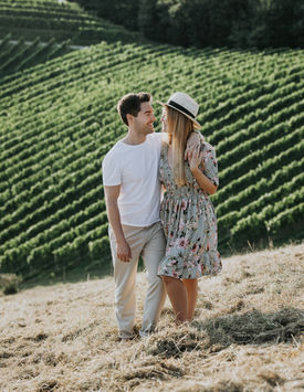 modernes, zeitloses, Save the Date Shooting eines Paares im sommerlichen Schwarzwald in Sasbachwalden, umgeben von blühender Natur, weinbergen und idyllischer Landschaft