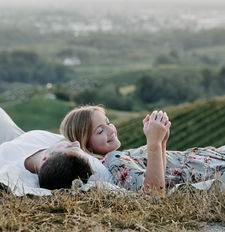 modernes, zeitloses, Save the Date Shooting eines Paares im sommerlichen Schwarzwald in Sasbachwalden, umgeben von blühender Natur, weinbergen und idyllischer Landschaft sundowner