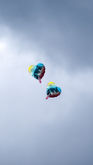 zwei ballons starten in den bewölten himmel 