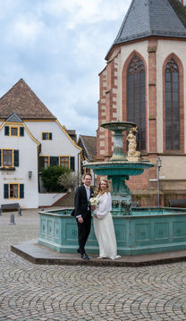 Schwangere Braut und Partner im Dialog — reportage-nahes Portrait