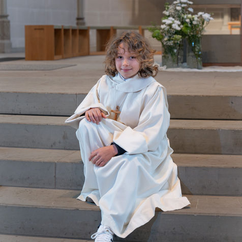 Junge bei Kommunion Fotoshooting – ruhiger Moment in der Kirche