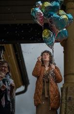 Seifenblasen von Gast werden gepustet und herzluftballons gehalten