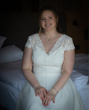 Braut und Bräutigam bei der Trauung
Romantische Hochzeitszeremonie
Glückliche Braut und Bräutigam
Festliche Hochzeitsfotografie
Liebevoller Moment zwischen Braut und Bräutigam
Emotionale Hochzeitsaufnahme
Hochzeitspaar im Einklang
Ewige Liebe auf der Hochzeit
Professionelle Hochzeitsfotografie
getting ready
