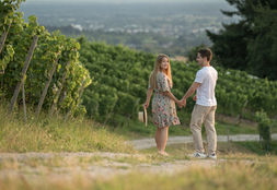 modernes, zeitloses, Save the Date Shooting eines Paares im sommerlichen Schwarzwald in Sasbachwalden, umgeben von blühender Natur, weinbergen und idyllischer Landschaft