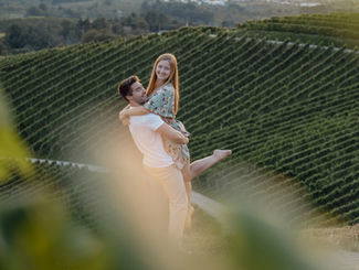 modernes, zeitloses, Save the Date Shooting eines Paares im sommerlichen Schwarzwald in Sasbachwalden, umgeben von blühender Natur, weinbergen und idyllischer Landschaft