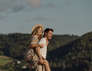 modernes, zeitloses, Save the Date Shooting eines Paares im sommerlichen Schwarzwald in Sasbachwalden, umgeben von blühender Natur, weinbergen und idyllischer Landschaft