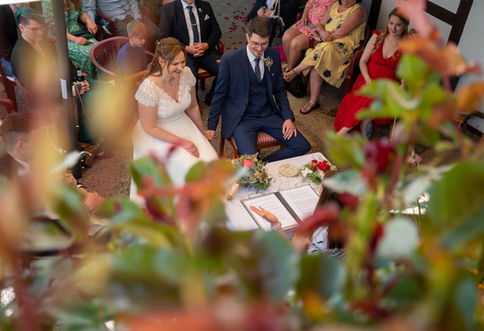 Braut und Bräutigam bei der Trauung
Romantische Hochzeitszeremonie
Glückliche Braut und Bräutigam
Festliche Hochzeitsfotografie
Liebevoller Moment zwischen Braut und Bräutigam
Emotionale Hochzeitsaufnahme
Hochzeitspaar im Einklang
Ewige Liebe auf der Hochzeit
Professionelle Hochzeitsfotografie
